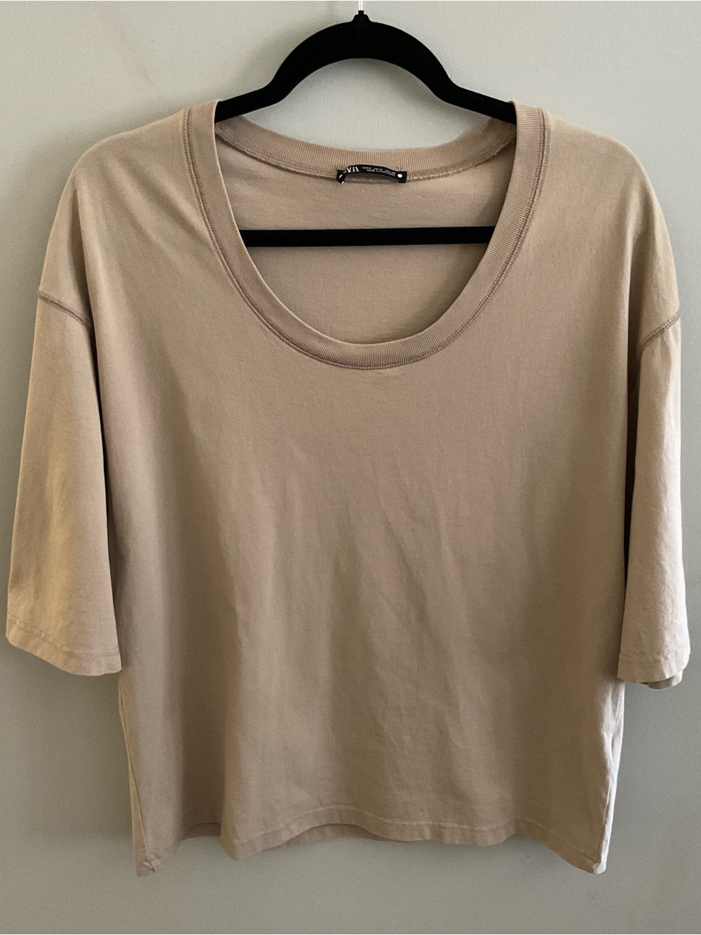Zara beige oversized cotton t-shit with a scoop neckline and 3/4 sleeves.